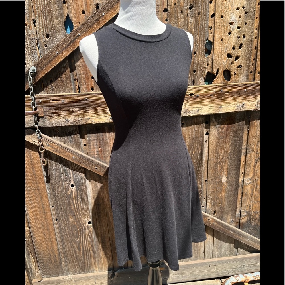 UNIQLO Black Sleeveless Fit and Flare Dress Stretch Little Black Dress Medium